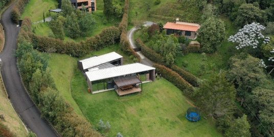 HERMOSA CASA CAMPESTRE EN SECTOR DE ENVIGADO PARTE ALTA PARA LA VENTA